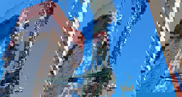 floating Tower Crane at concrete core